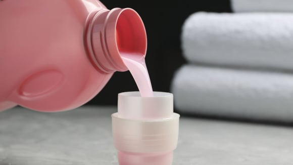 Água, álcool e amaciante podem ser misturados para formar um aromatizador caseiro simples e econômico (Créditos: Shutterstock)