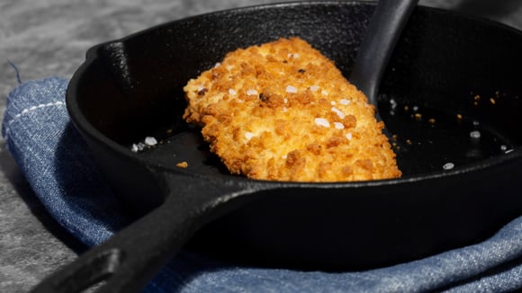 A troca da farinha de trigo pela farinha de grão-de-bico ou farinha panko vai ajudar a deixar o peixe mais leve (Créditos: Shutterstock)