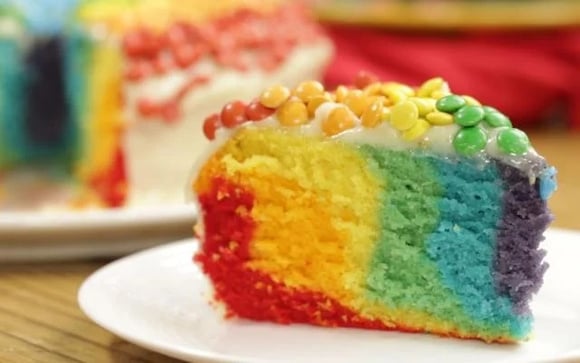 Não tem doce mais carnavalesco do que o bolo arco-íris (Créditos: TudoGostoso)