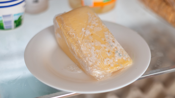 O erro que faz o queijo mofar mais rápido na geladeira: TudoGostoso explica como armazená-lo corretamente
