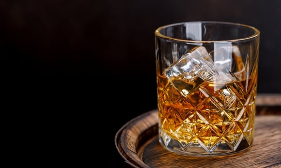 Uma garrafa de whisky bem armazenada pode durar por bastante tempo depois de aberta. (créditos: Shutterstock)