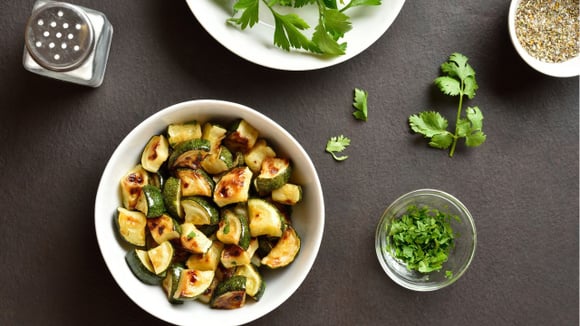 Depois de pronta, a abobrinha refogada pode ser servida com uma fonte de proteína e algum carboidrato para uma refeição completa (Créditos: Shutterstock)