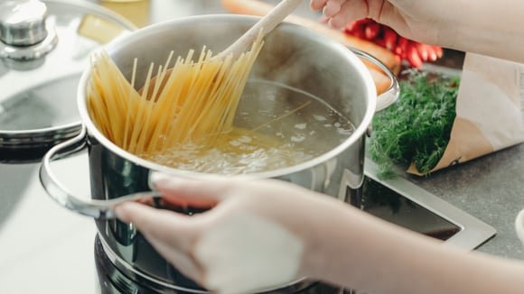Cozinheiros espanhóis e italianos concordam: "Temos que retirar a massa da água dois, três ou quatro minutos antes do tempo indicado pelo fabricante para que ela amoleça adequadamente”