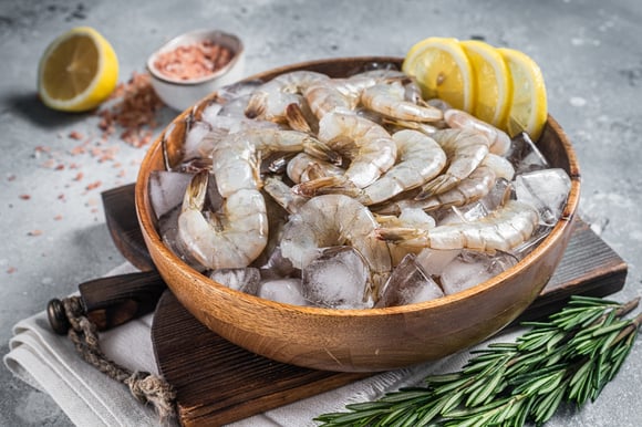 O que acontece com o seu corpo se você comer a linha preta nas costas do camarão?