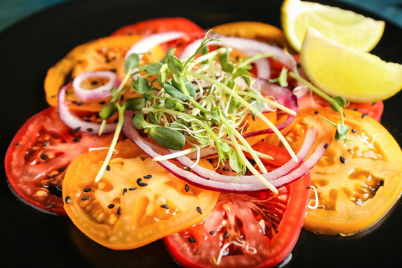 Sempre faço esse carpaccio de tomate que aprendi com um italiano quando recebo uma visita surpresa: receita é saborosa e fica pronta em poucos minutos
