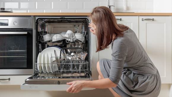 Não basta apenas colocar os utensílios na lava-louças e apertar o botão de ligar; a máquina também precisa de cuidados (Créditos: Shutterstock)