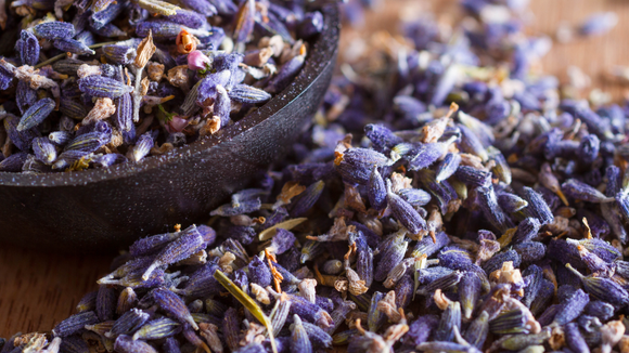 A lavanda acrescenta um aroma agradável à mistura. (Créditos: Canva)