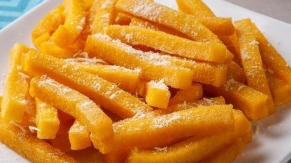 A polenta pode ser servida cremosa, mais firme ou até grelhada. (créditos: Shutterstock)
