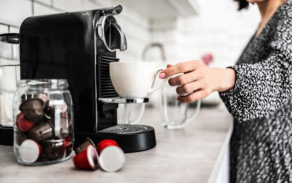 Faça seu próprio café profissional em casa com essas cafeteiras em oferta no esquenta da Black Friday