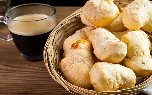 Café cremoso com pão de queijo de frigideira: 2 receitas simples para fazer um café da manhã em 15 minutos