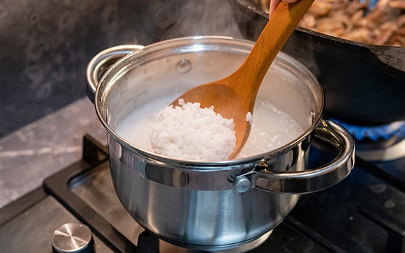 Ferver o arroz com duas gotas de vinagre branco: para que serve e por que o TudoGostoso recomenda fazer isso!