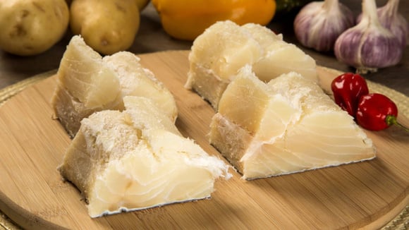 Qual o melhor peixe para substituir o bacalhau na ceia de Natal sem gastar um rim?