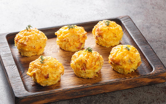 Nem airfryer, nem fritura: esse bolinho de batata sequinho leva poucos ingredientes e fica pronto em 20 minutos