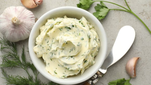 Fazendo sua própria manteiga de ervas: com este ingrediente secreto, o sabor fica ainda melhor