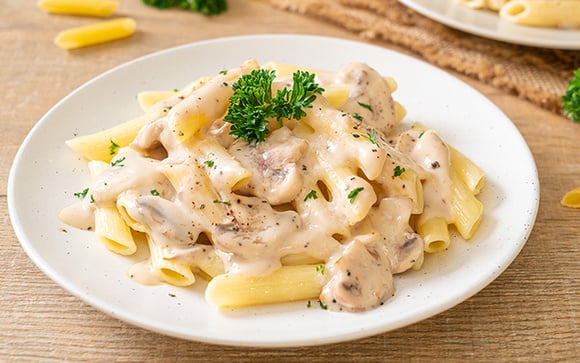 Molho branco simples que transforma qualquer macarrão em prato de festa: receita fácil surpreende