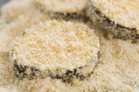 O descanso com sal firma as fatias antes da fritura. (Foto: Shutterstock)