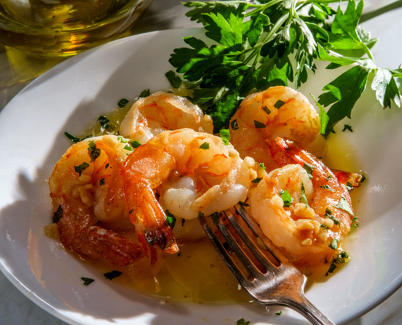 Camarões ao alho com um toque extra de sabor, a receita para saborear sem gastar muito com frutos do mar