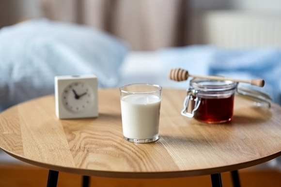 Só leva 2 minutos: a bebida noturna e o ritual de 3 etapas que um médico recomenda para dormir melhor e acordar mais disposto