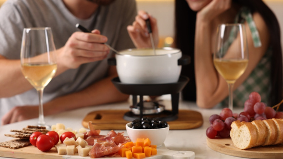 Friozinho e romance: um kit de fondue com desconto não pode faltar para o Dia dos Namorados perfeito