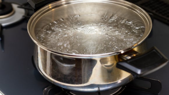 Praticidade no dia a dia culinário com o uso de acessórios de madeira no fogão. (Foto: Shutterstock)