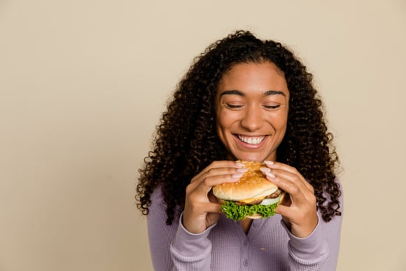Dá para comer hambúrguer todo dia mesmo de dieta, desde que você siga essas dicas da nutri