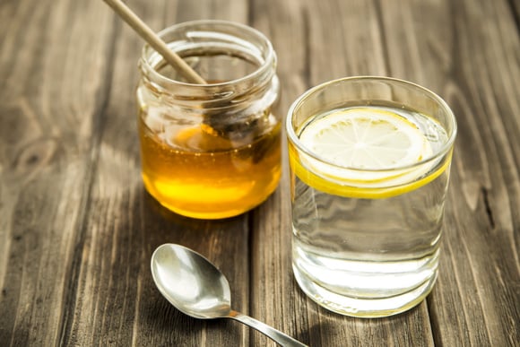 O que acontece com o açúcar no sangue se você beber água com limão e mel à noite?
