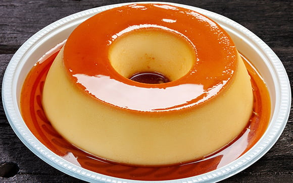 Não precisa de liquidificador, nem de batedeira: como fazer pudim de leite condensado sem furinhos fácil