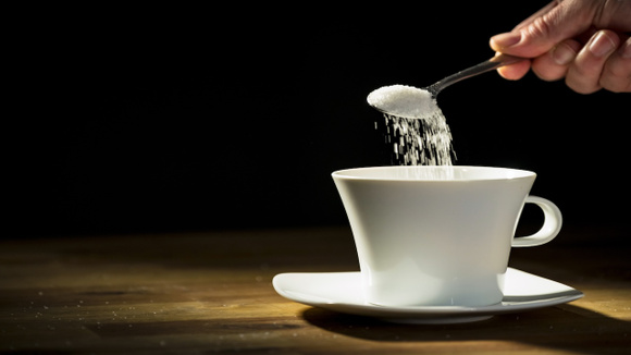 Não adianta só cortar o açúcar do café: especialista explica que o problema está no açúcar que você não vê