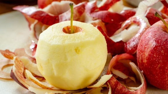 Descascar a maçã pode ser uma alternativa interessante para quem sente desconforto digestivo após comer a fruta (Créditos: Shutterstock)