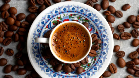 Como o café descafeinado perde a cafeína? O processo por trás da bebida vai te surpreender