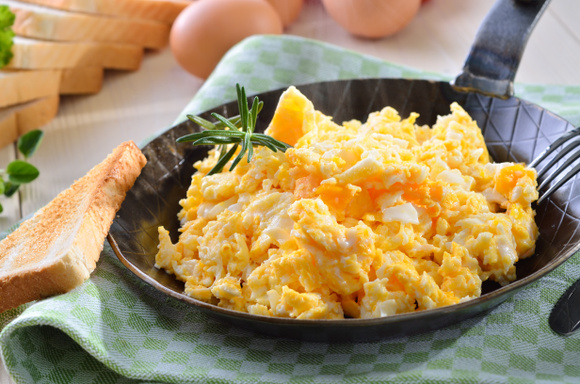 Ovos mexidos cremosos (Créditos: Shutterstock)
