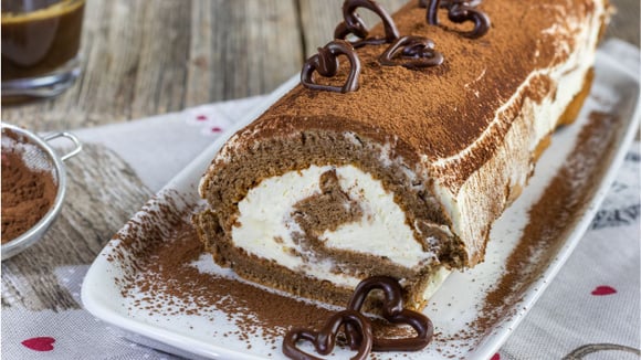 A decoração e a finalização do bolo rocambole de tiramisù podem ser adaptadas de acordo com o gosto de cada pessoa (Créditos: Shutterstock)