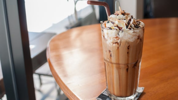 Essa bebida com café é deliciosa e refrescante (Créditos: Shutterstock)