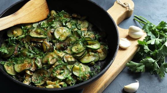 Sugestão de chef: o jantar mais delicioso, saudável e fácil é feito com 2 abobrinhas, 3 dentes de alho e salsinha em menos de 15 minutos