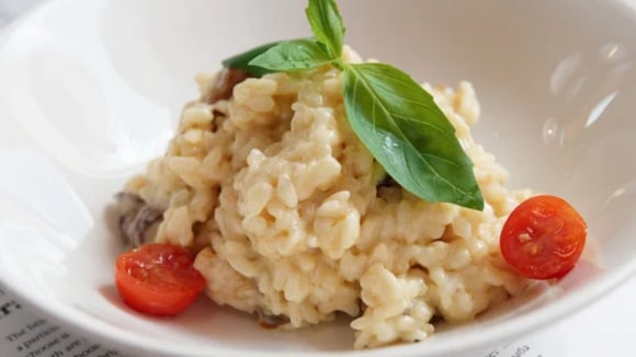 Risoto de tomate cereja, alho e manjericão cremoso e superdelicioso no prato (Créditos: TudoGostoso)