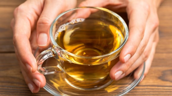 Chá da juventude é uma explosão de antioxidantes para a sua pele: beba pela manhã e veja efeitos nas rugas e nos cabelos também!