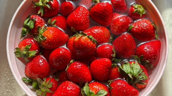 Todo mundo pula essa etapa, mas o TudoGostoso recomenda deixar as frutas vermelhas de molho no vinagre
