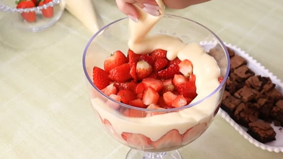 Lembre-se de colocar a mousse bem colada nas paredes para uma apresentação bonita (Créditos: Reprodução / YouTube @AnelyseMartins)