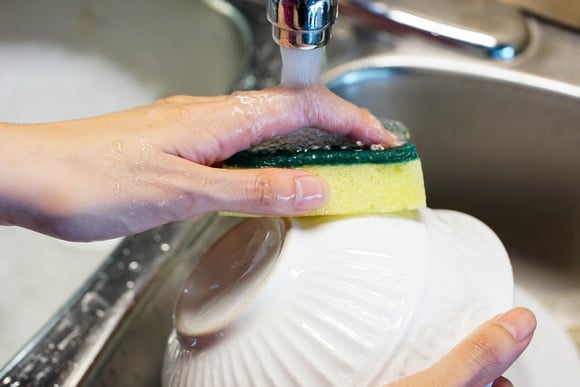 Como higienizar esponja de cozinha do jeito certo: você vai se surpreender com o que NÃO deve fazer!