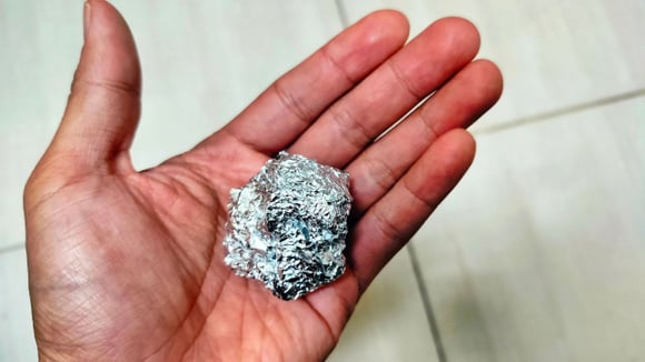 Existe a crença de que bolinhas de papel-alumínio poderiam reduzir a umidade dentro da geladeira e até ajudar a manter a temperatura interna do aparelho (Shutterstock)