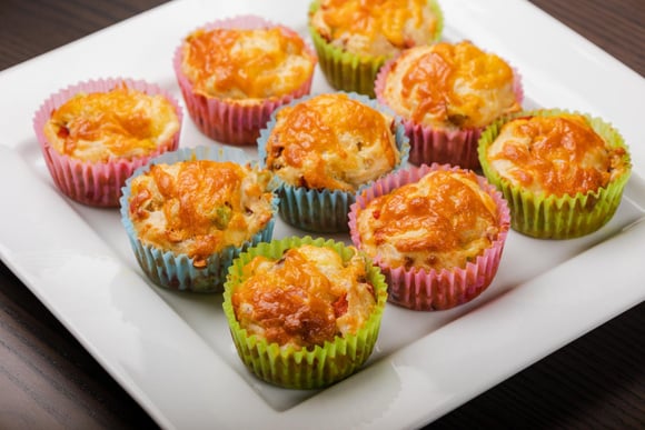 Muffins de queijo cottage mais saudáveis ​​com 4 ingredientes (sem ovos, açúcar refinado, manteiga ou óleo)