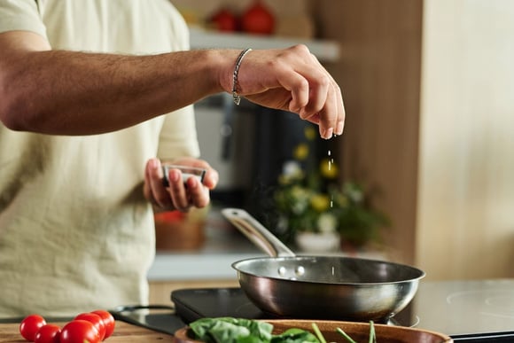 O sal muda o sabor, a textura e até a quantidade de água dos alimentos durante o preparo. (créditos: Shuttestock)