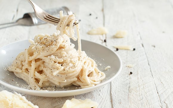 A ciência por trás do cacio e pepe: finalmente entendi por que o molho com queijo e água sempre dava errado e agora sempre acerto!