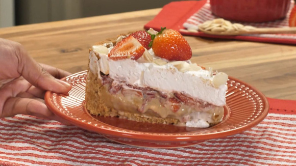 Fatia de torta morangoffe: camada de biscoito triturardo, doce de leite, morangos e chantilly (Créditos: TudoGostoso)