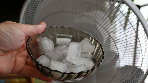 Colocar um recipiente com bastante gelo na frente do ventilador pode funcionar como um "ar-condicionado" caseiro, principalmente em ambiente pequenos (Créditos: Shutterstock)
