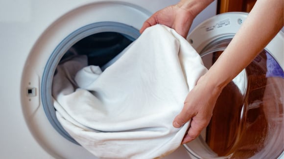 Para recuperar o branco, é essencial corrigir os hábitos de lavagem e, se necessário, usar alvejantes à base de oxigênio (Créditos: Shutterstock)
