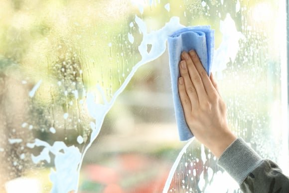 Pra fazer em casa: é só misturar amaciante e água e nunca mais compre esse item no mercado
