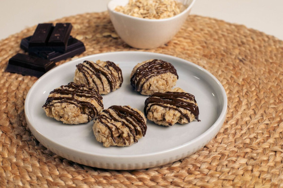 Como fazer biscoitos de aveia saudáveis ​​e crocantes de verdade com apenas dois ingredientes, sem açúcar ou farinha