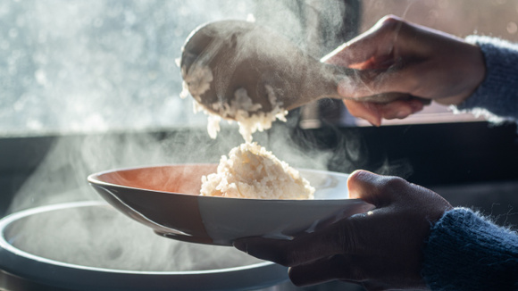 A panela elétrica de arroz da Oster está com super desconto no Mercado Livre!
