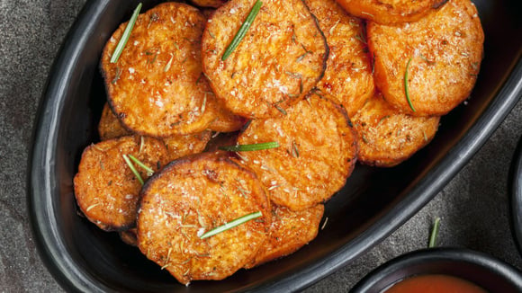 É possível personalizar os temperos da batata de acordo com o gosto de cada pessoa (Créditos: Shutterstock)